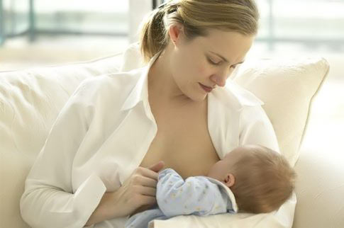 Как кормить малыша: грудью или из бутылочки?